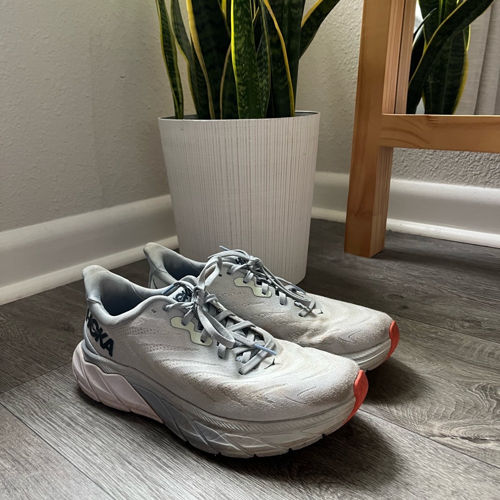 Hoka Women’s Arahi 6 Running Shoes